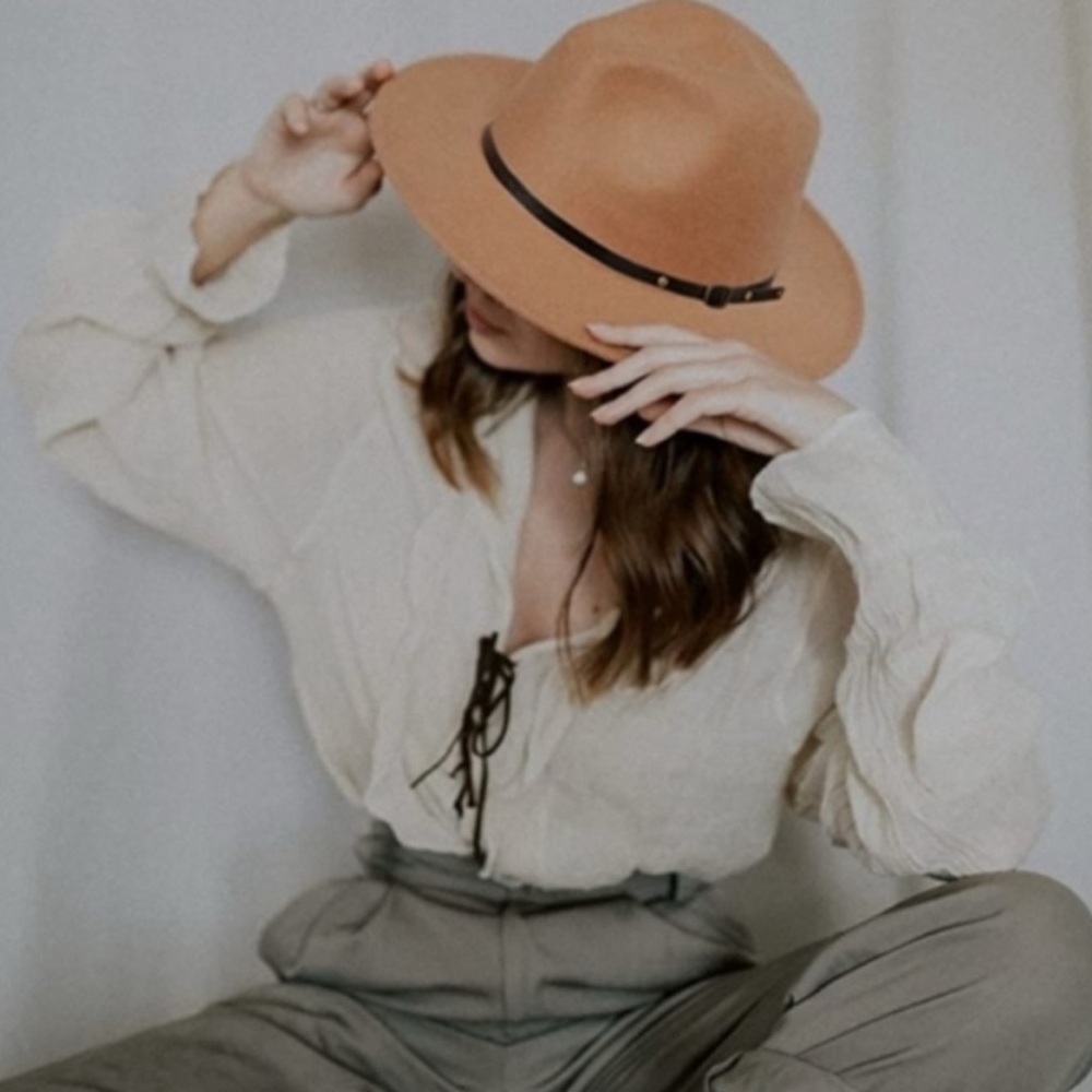 NWOT Tan Wide-Brim Lisianthus Hat